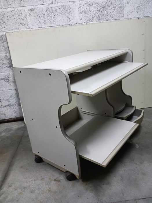 Secretaria multifuncional em madeira lacada branco.
Medidas: 96/80/50c