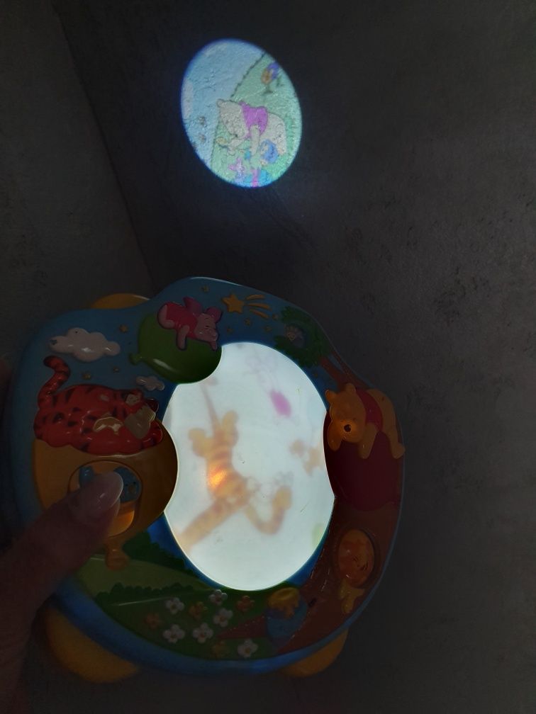 projektor do łóżeczka tomy disney kubuś puchatek pozytywka lampka gra