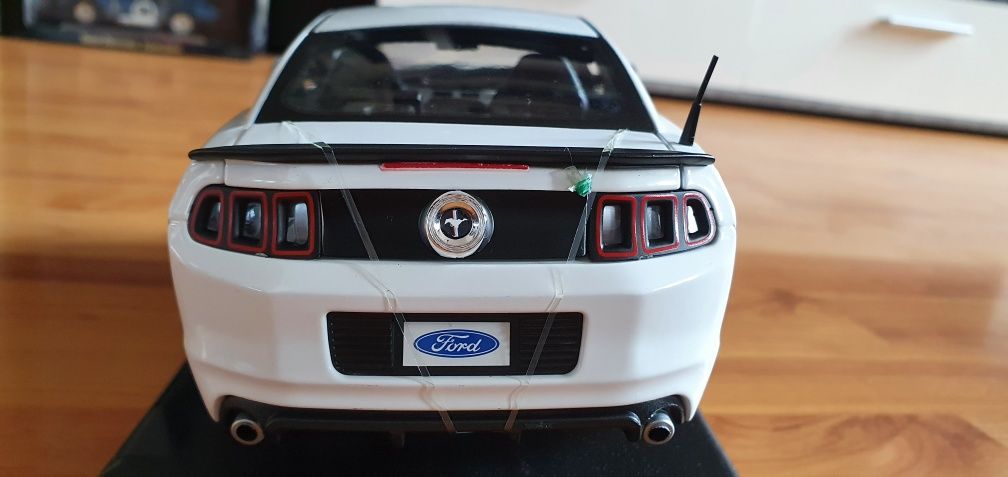 1:18 Shelby Collectibles Ford Mustang BOSS 302