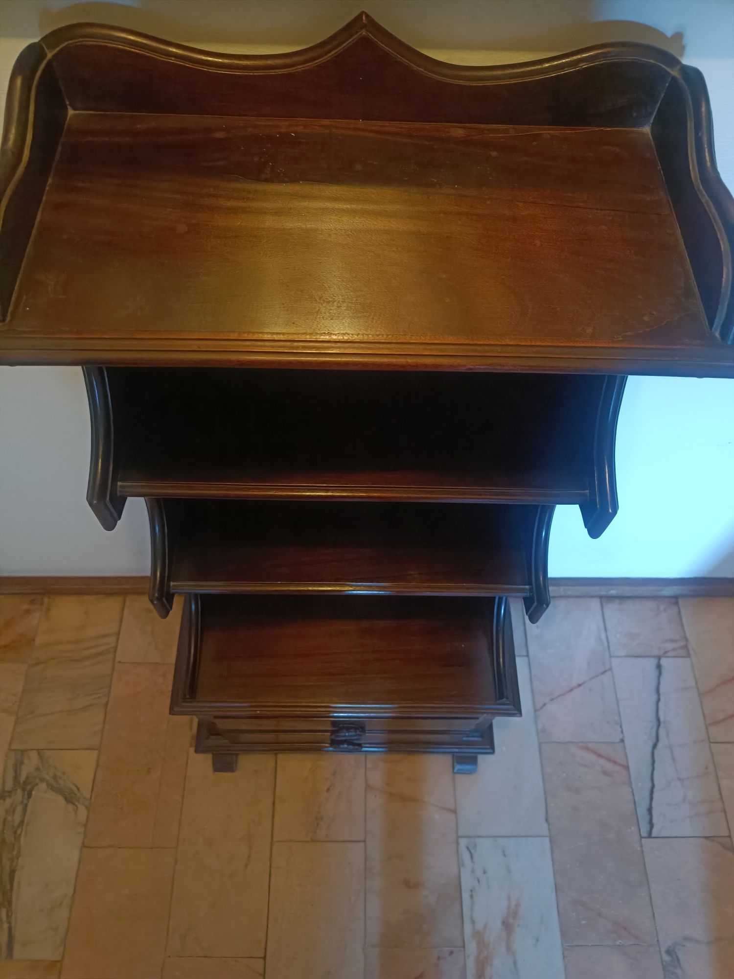 Banco com arrumação, mesa de apoio e mini estante