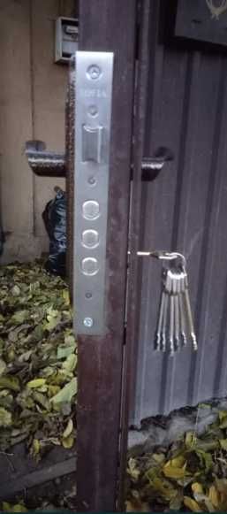 Установка монтаж и ремонт дверей. Ремонт замков, ручек петель уплотнит