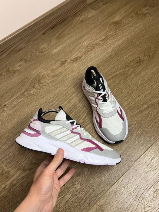 Продам БОМБЕЗНІ жіночі кросівки Adidas FutureFlow