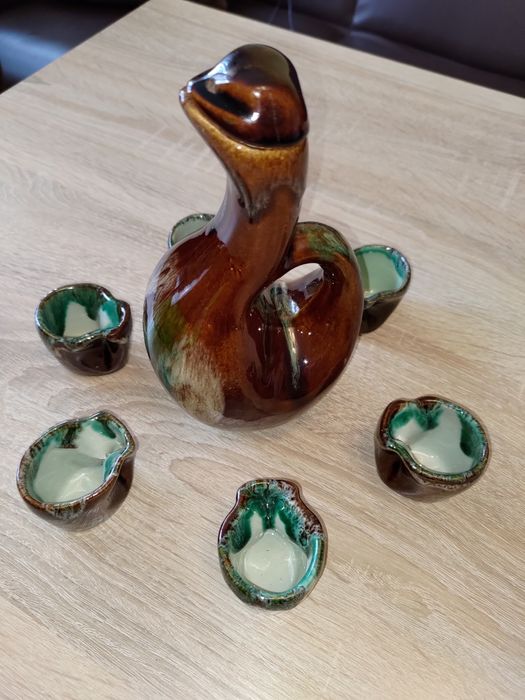 Ceramiczna karafka plus sześć filiżaneczek