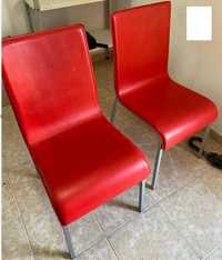 2 Cadeiras vermelhas simples em bom estado
