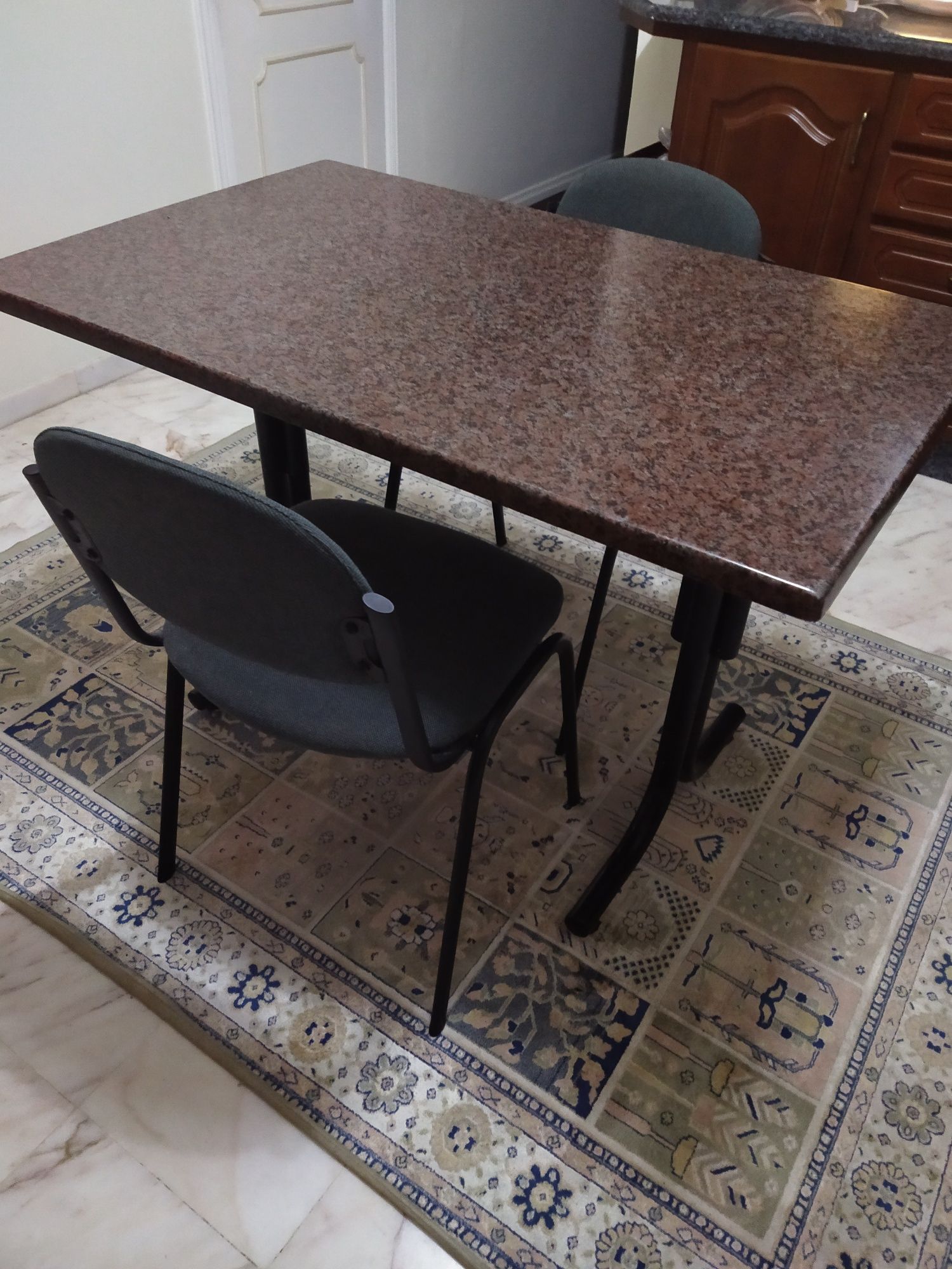 Mesa com quatro cadeiras