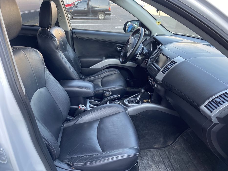 OUTIANDER XL 2010 2.2 автомат