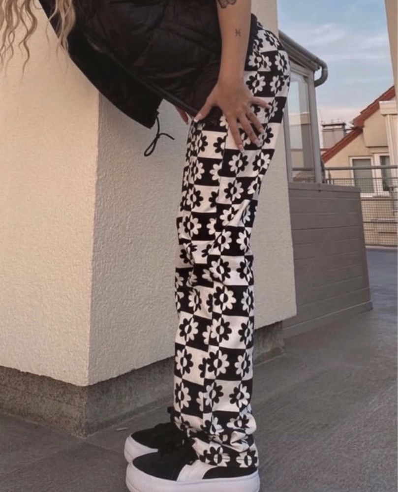 Spodnie jeansy w kwiaty szeroka nogawka Pull&Bear