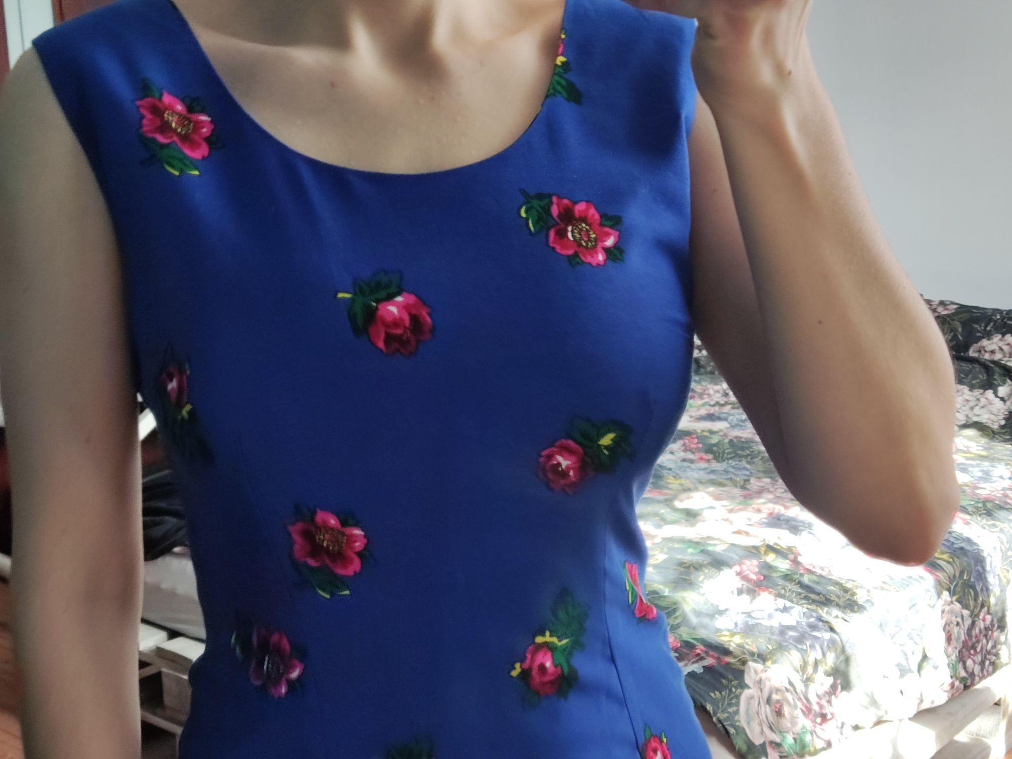 Niebieska sukienka w czerwone kwiaty