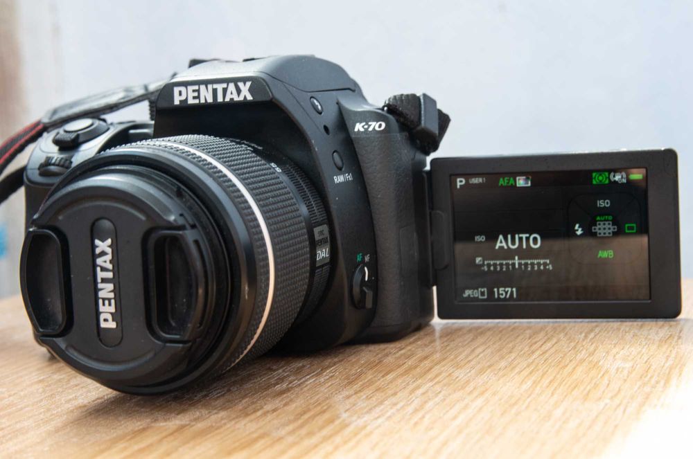 Дзеркальна фотокамера Pentax K-70 + універсальний об'єктив 18-55 WR