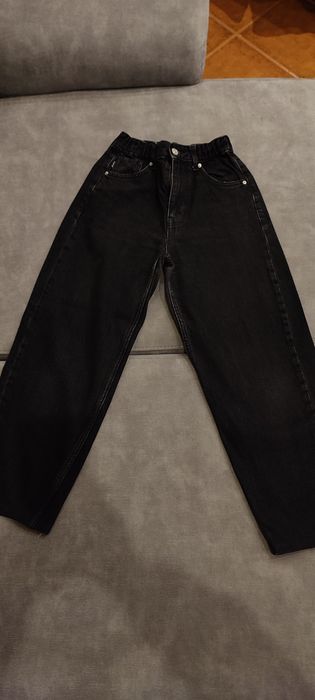 Calças de ganga preta.