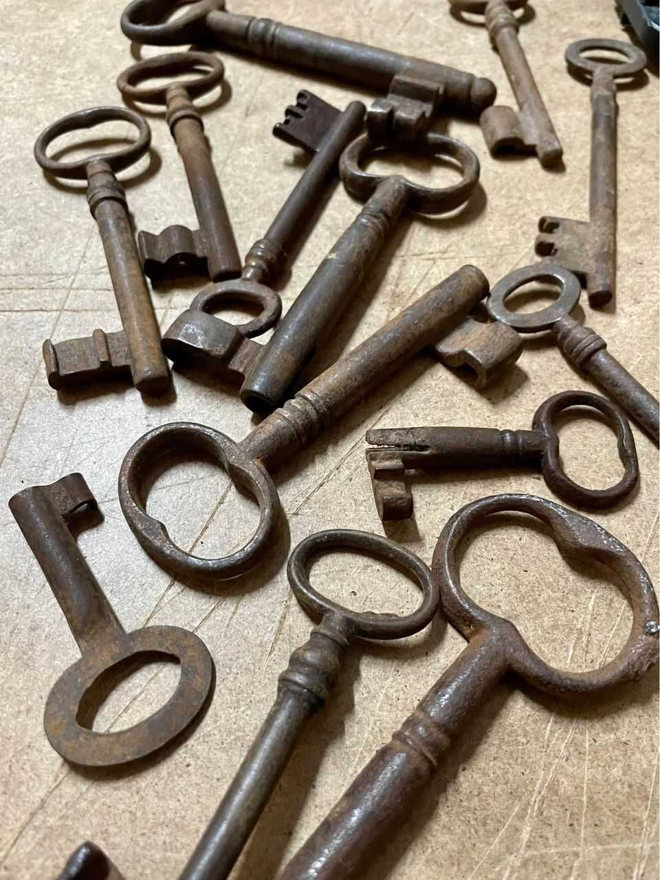 Chaves antigas de ferro para cadeados, móveis, relógios, etc.