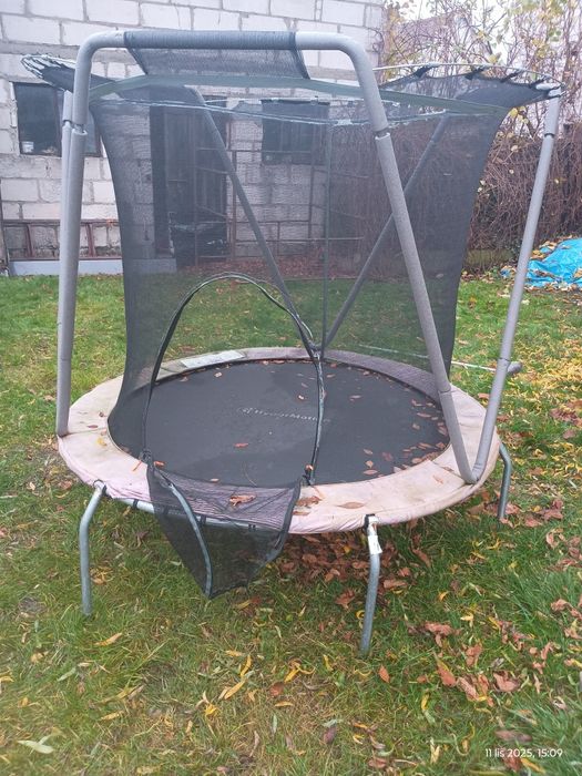 Trampolina i gniazdo bociana