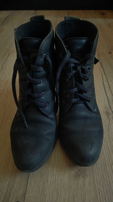 Sznurowane botki na stabilnym obcasie Sarah Karen CCC