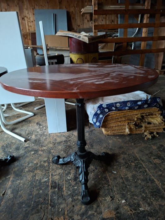 Stare stoły z nogami żeliwnymi