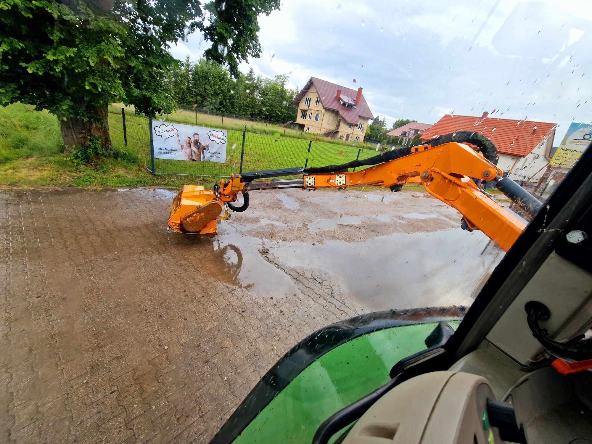 Fendt Farmer 409 Vario z kosiarką wysięgnikowa P5V d poboczy Komunalny