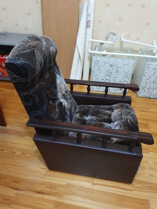 Диван розкладний з вставками з дуба та 2 кресла з ручками з дерева