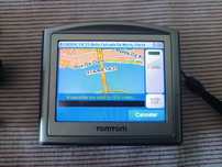 GPS TomTom One 3rd Edition com acessórios.