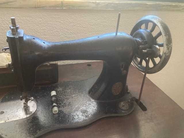 Máquina de costura SINGER antiga a funcionar
