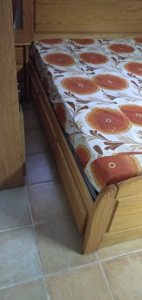 Cama de casal em pinho e mesas de cabeceira