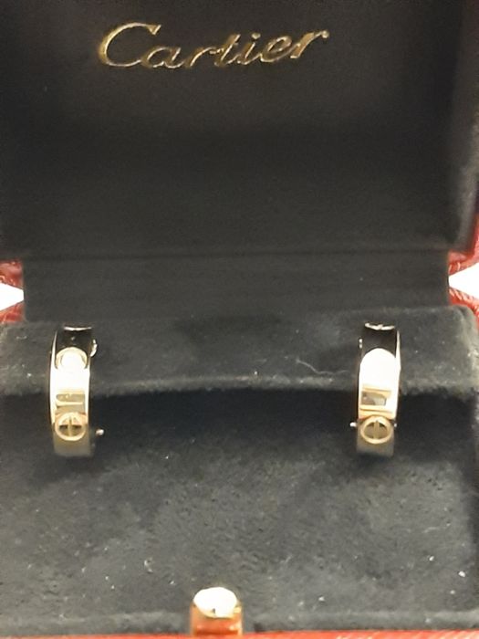 Золотые серьги с бриллиантами Cartier.