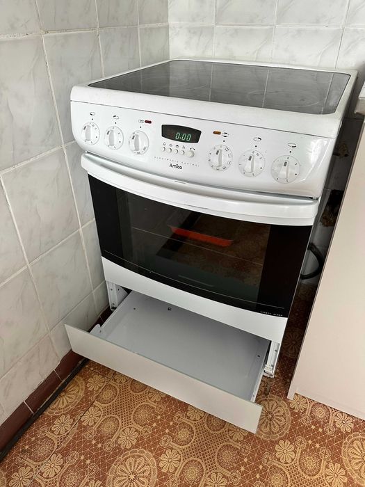 Продам електричну плиту Amica