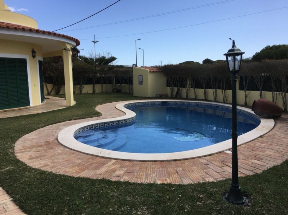 Vivenda com piscina perto da praia T4