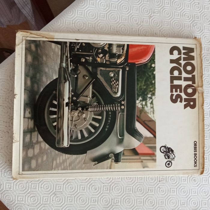 Livro sobre motos de vários tipos