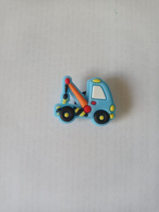 Przypinki crocs jibbitz autko