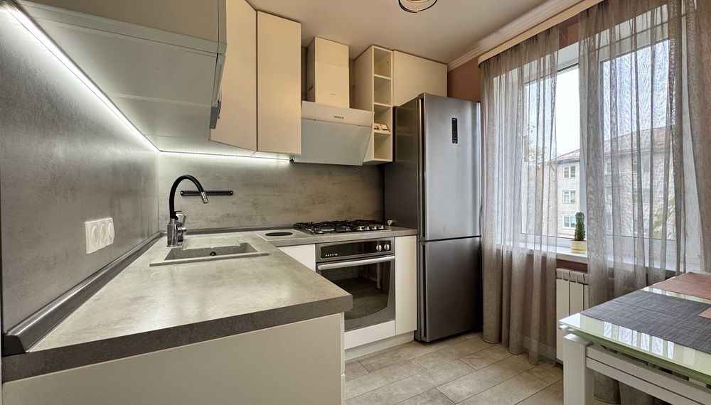 Оренда сучасної 3 к.кв. на Донця 19