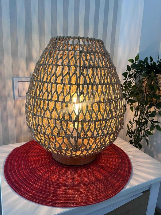 Decorative wicker lamp