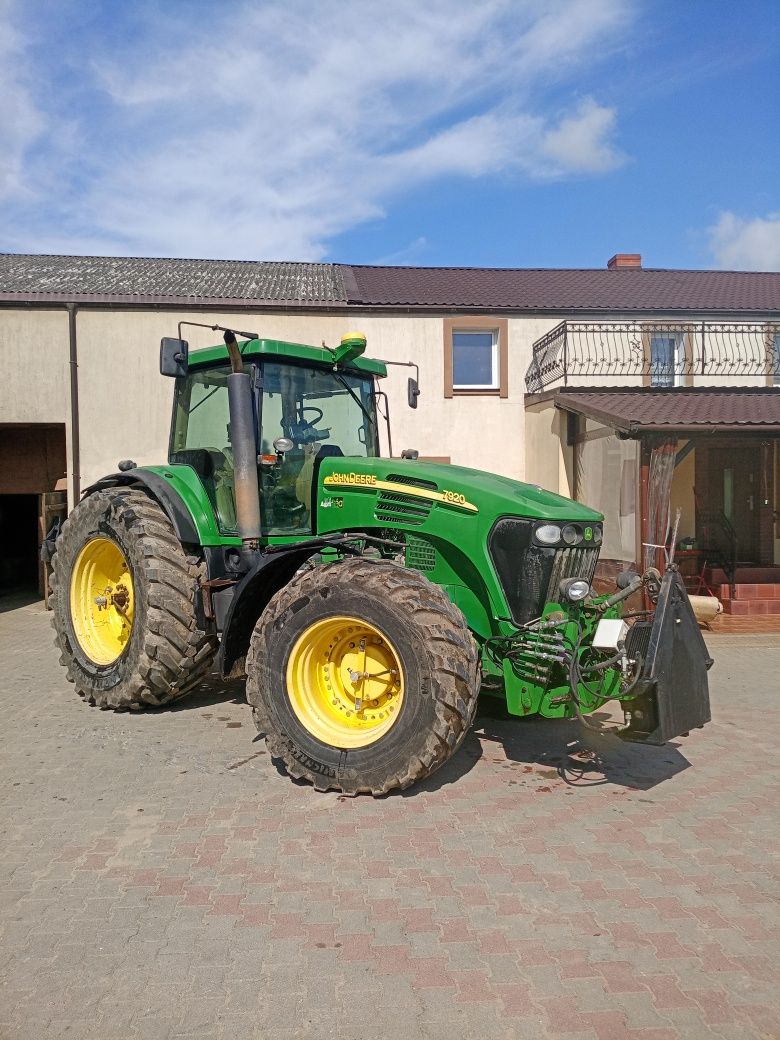 John Deere 7920.