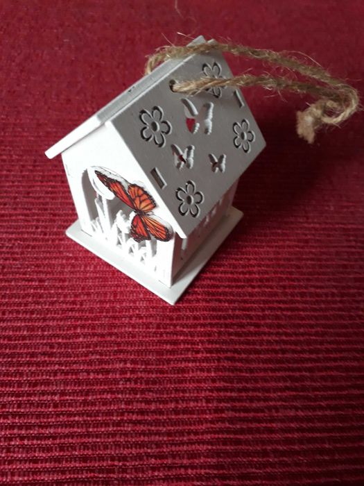 Ozdobna zawieszka ażurowy domek z motylami