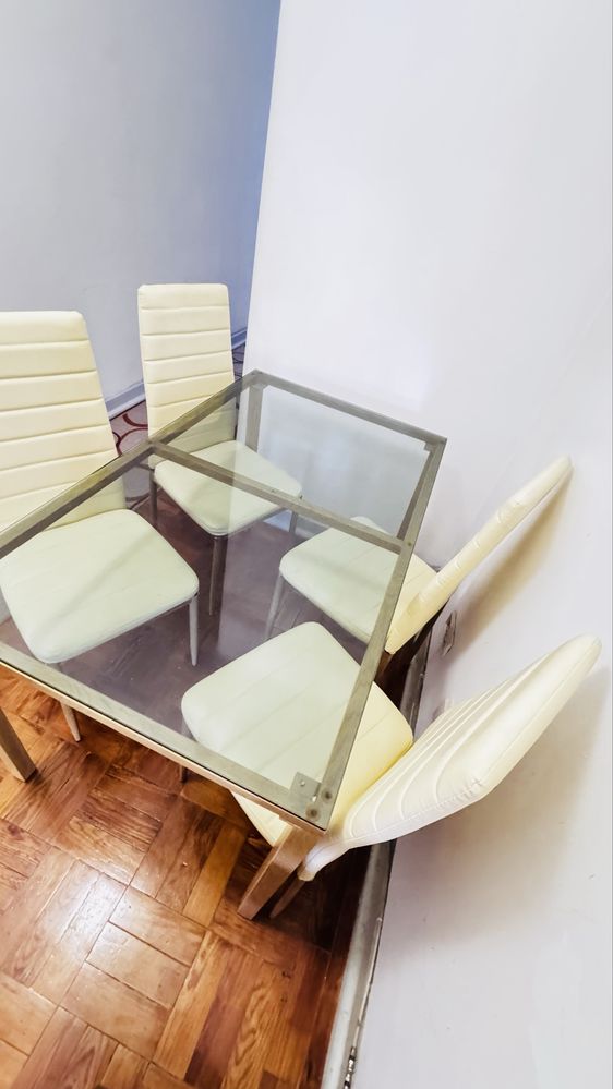 Mesa com tampo de vidro