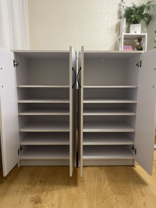 Шафа з полицями для одягу і взуття