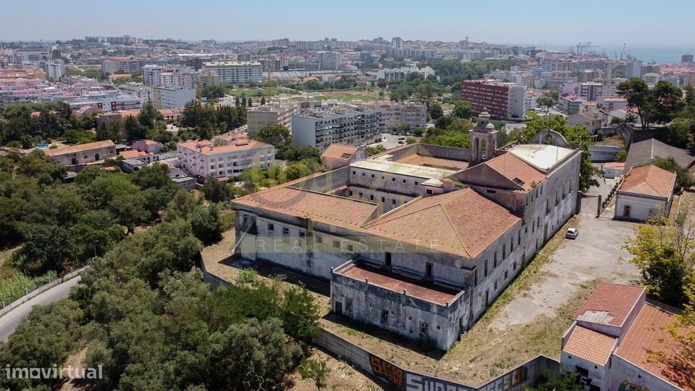 Terreno com edifício para reconstrução de Hotel e Habitação em Setúbal
