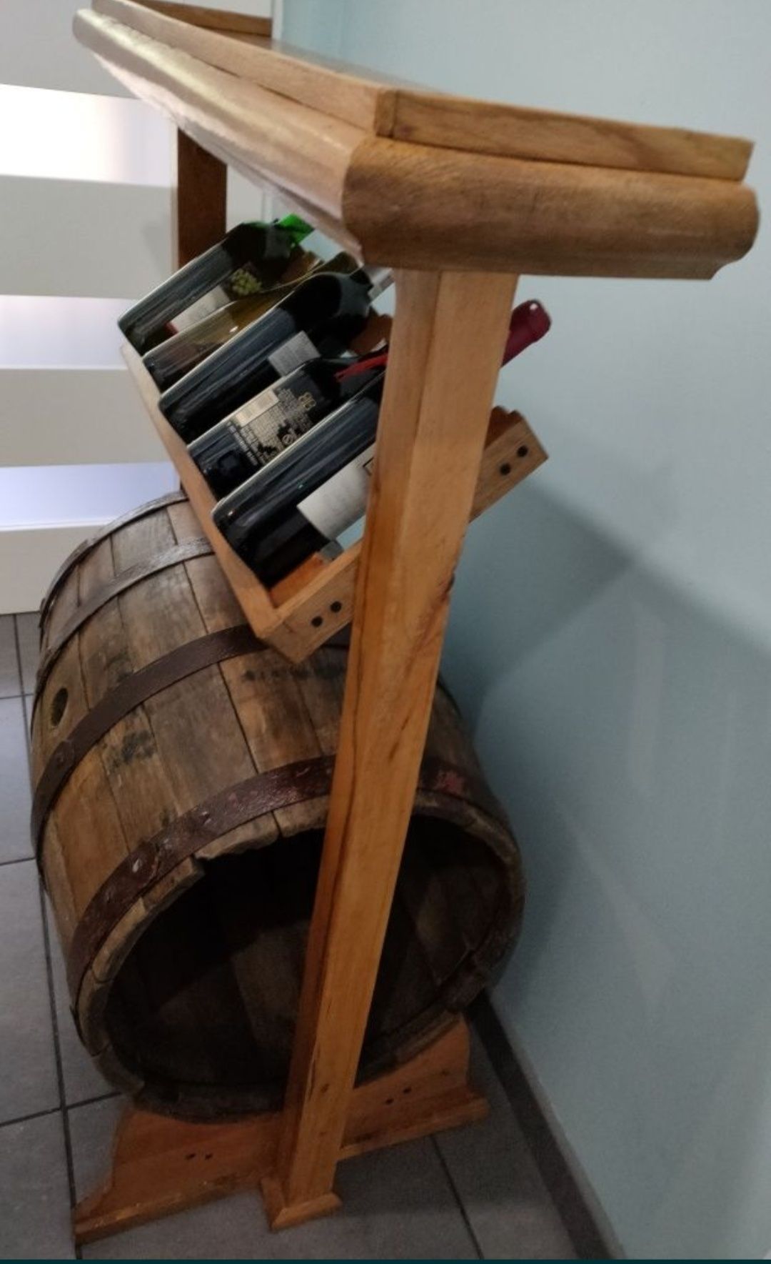 Stara beczka na wino z ręcznie robionym stojakiem