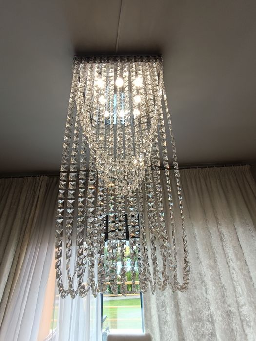 Candeeiro de Teto Contemporâneo em Cristal – Design Escultural e Sofis