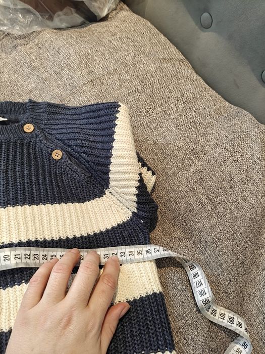 Wiązany, pasiasty sweter z guzikami na ramieniu