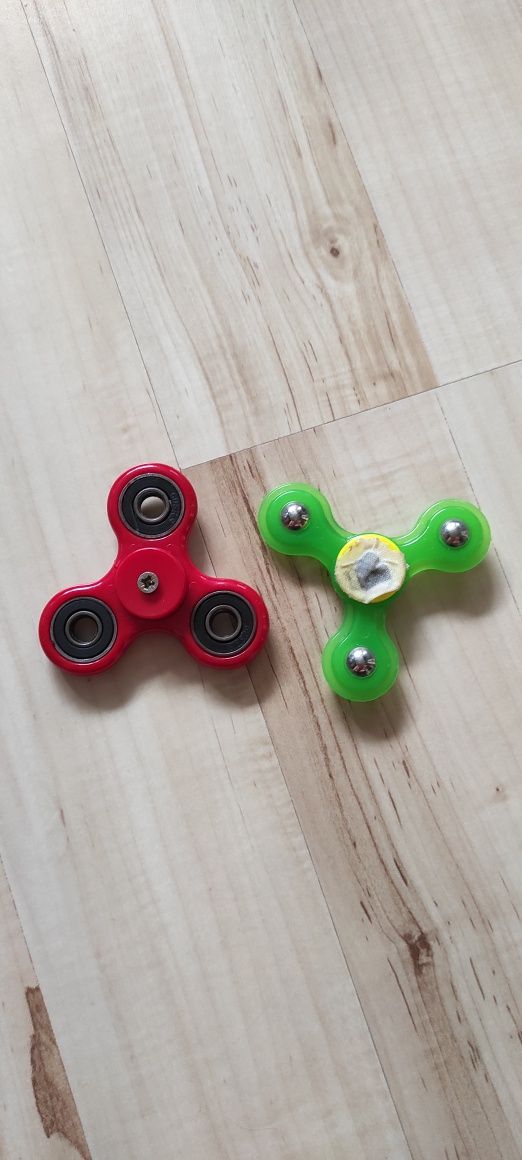 Zabawki fidget spinner czerwony, zielony