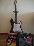 Guitarra Fender SQUIER pack + livro iniciantes [ESTADO - COMO NOVO!!!]