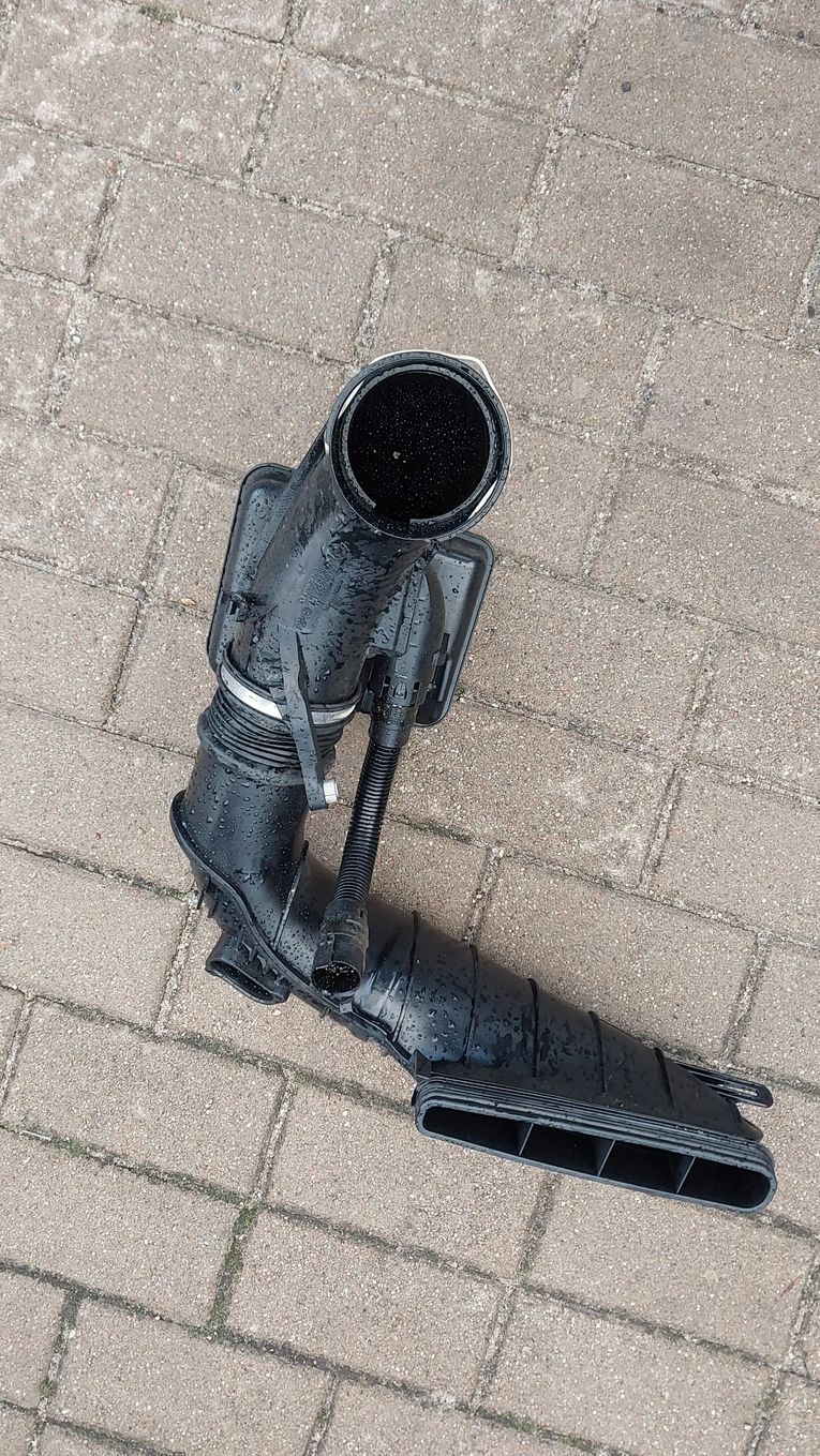 PRZEWÓD POWIETRZA REZONATOR BMW F10 F11 F07 F12 13718512249 n47d20