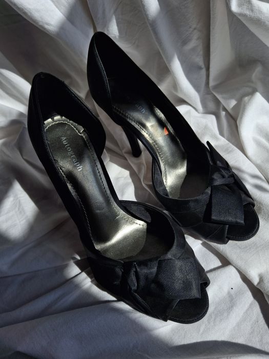 Buty na obcasie, eleganckie z kokardą