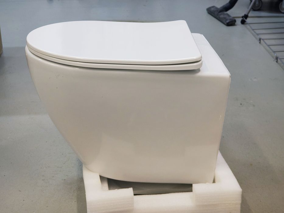 Miska WC wisząca z deską wolnoopadającą. Mocowania, kompletna.