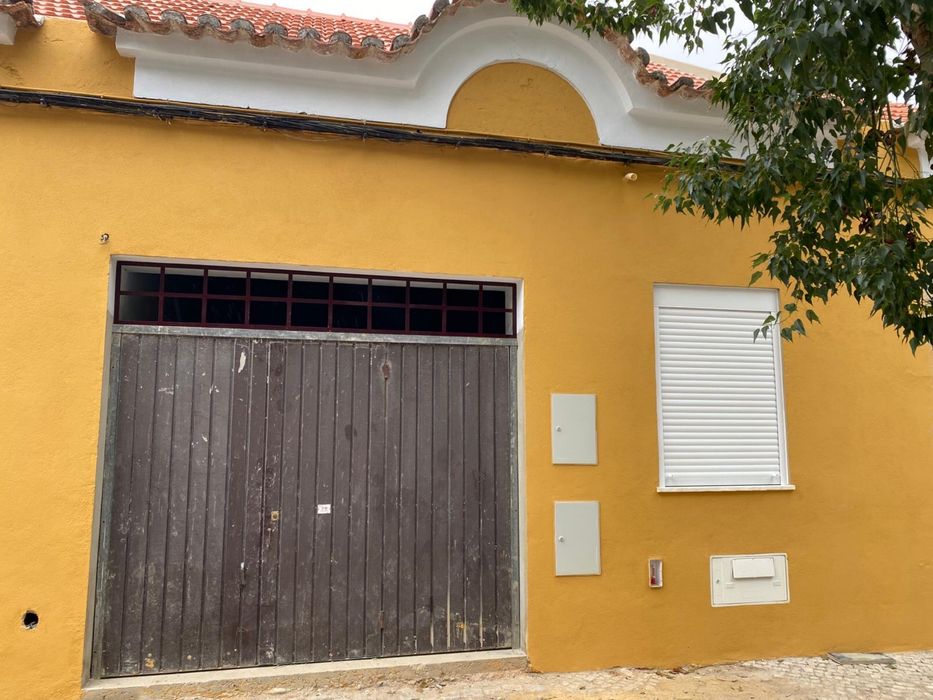 Armazem/ garagem com 63m2
