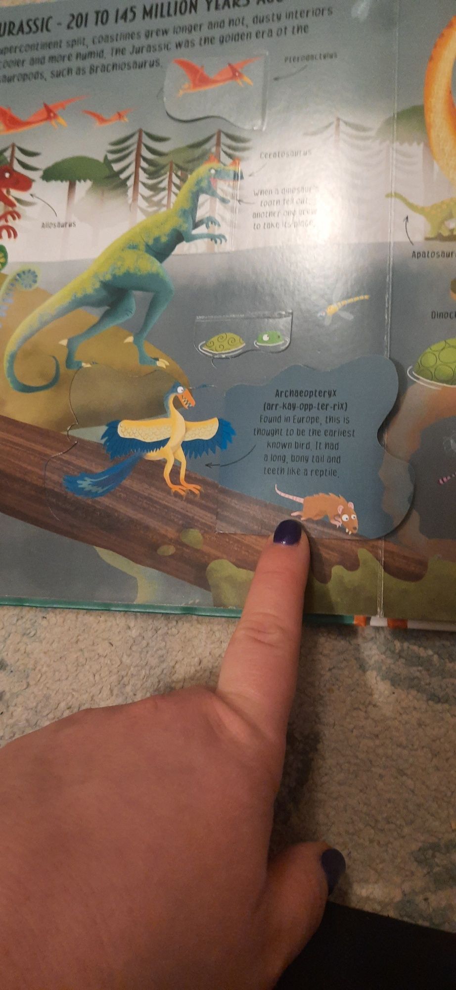 Książka z okienkami Dangerous Dinosaurs