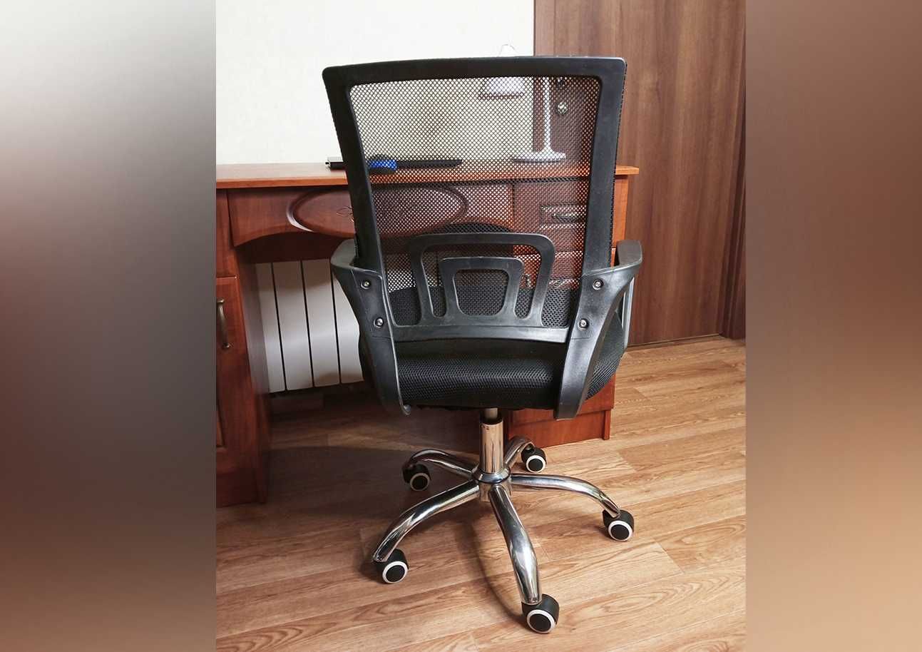 Чорний офісний стілець на колесах P-5503 крісло компютерне