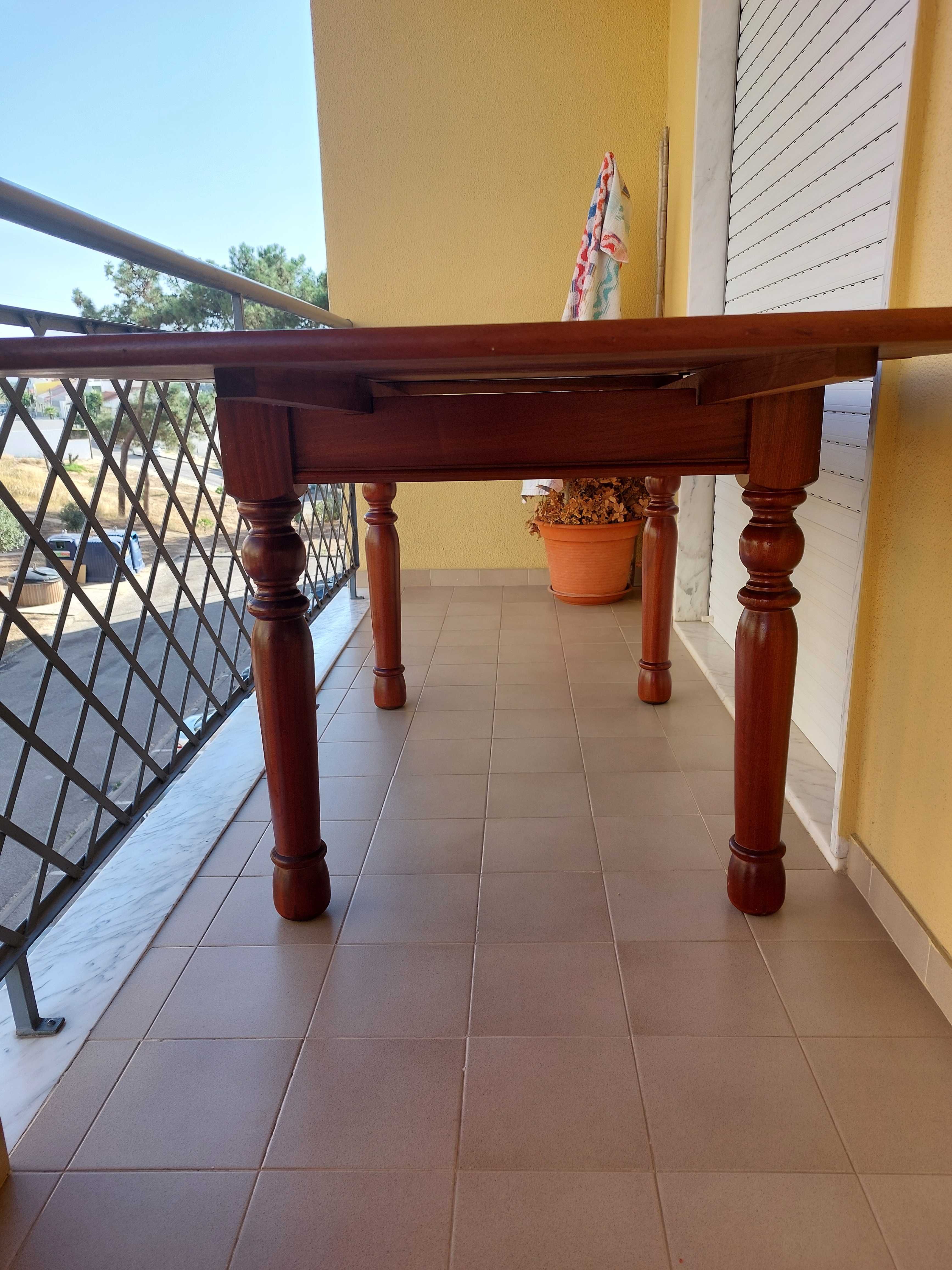 Mesa de sala em mogno maciço