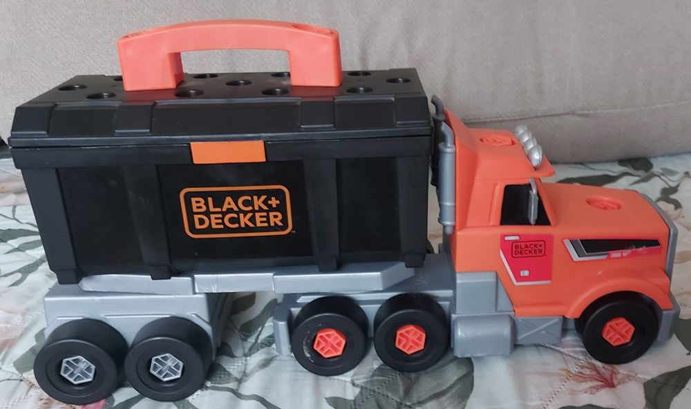 Smoby ciężarówka z dźwigiem black decker