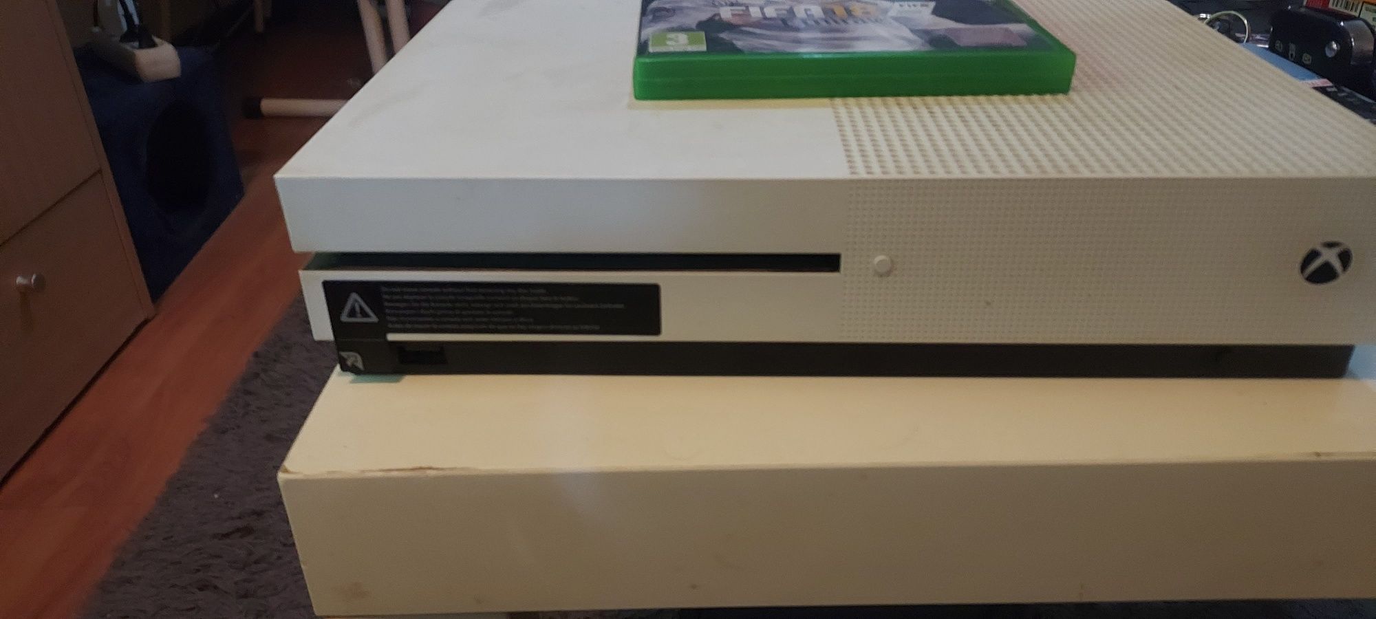 Xbox One S 500 GB com jogos e comandos