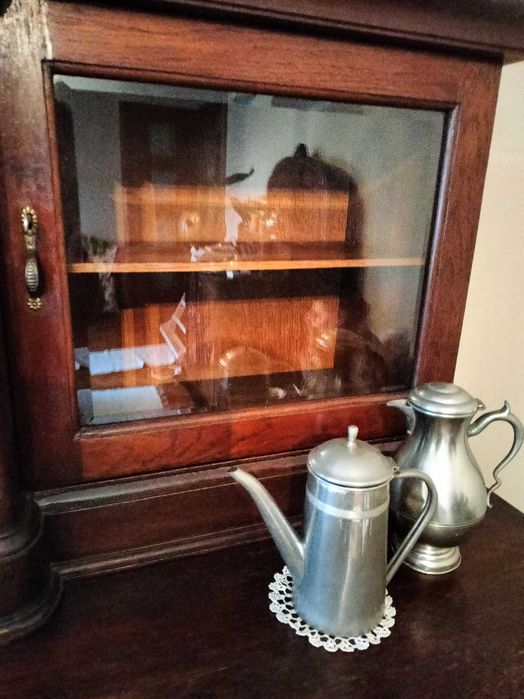 Stylowy kredens z gablotką